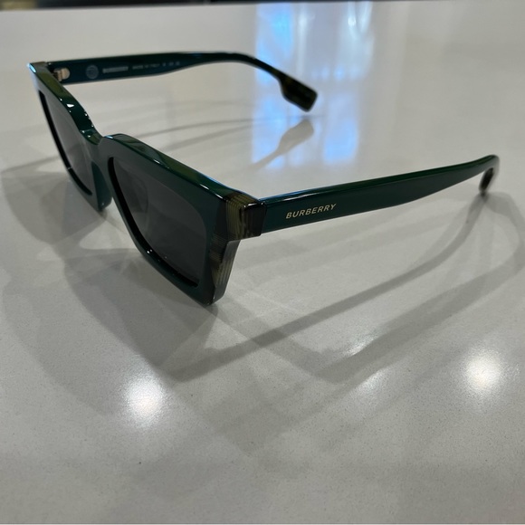 NWT - Burberry 2024 Collection Dark Green - Picture 2 of 5
